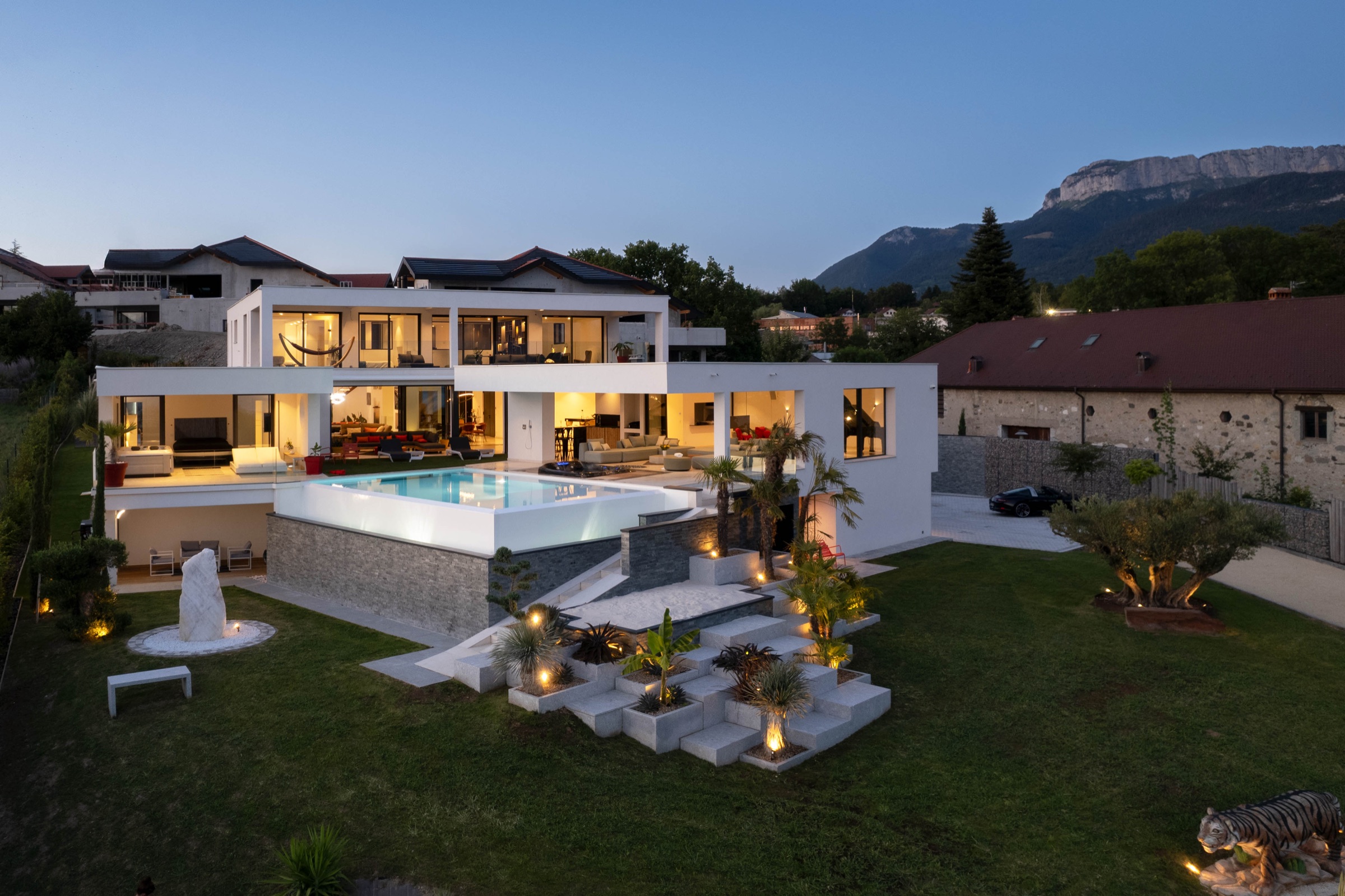 Maison photographiée au crépuscule