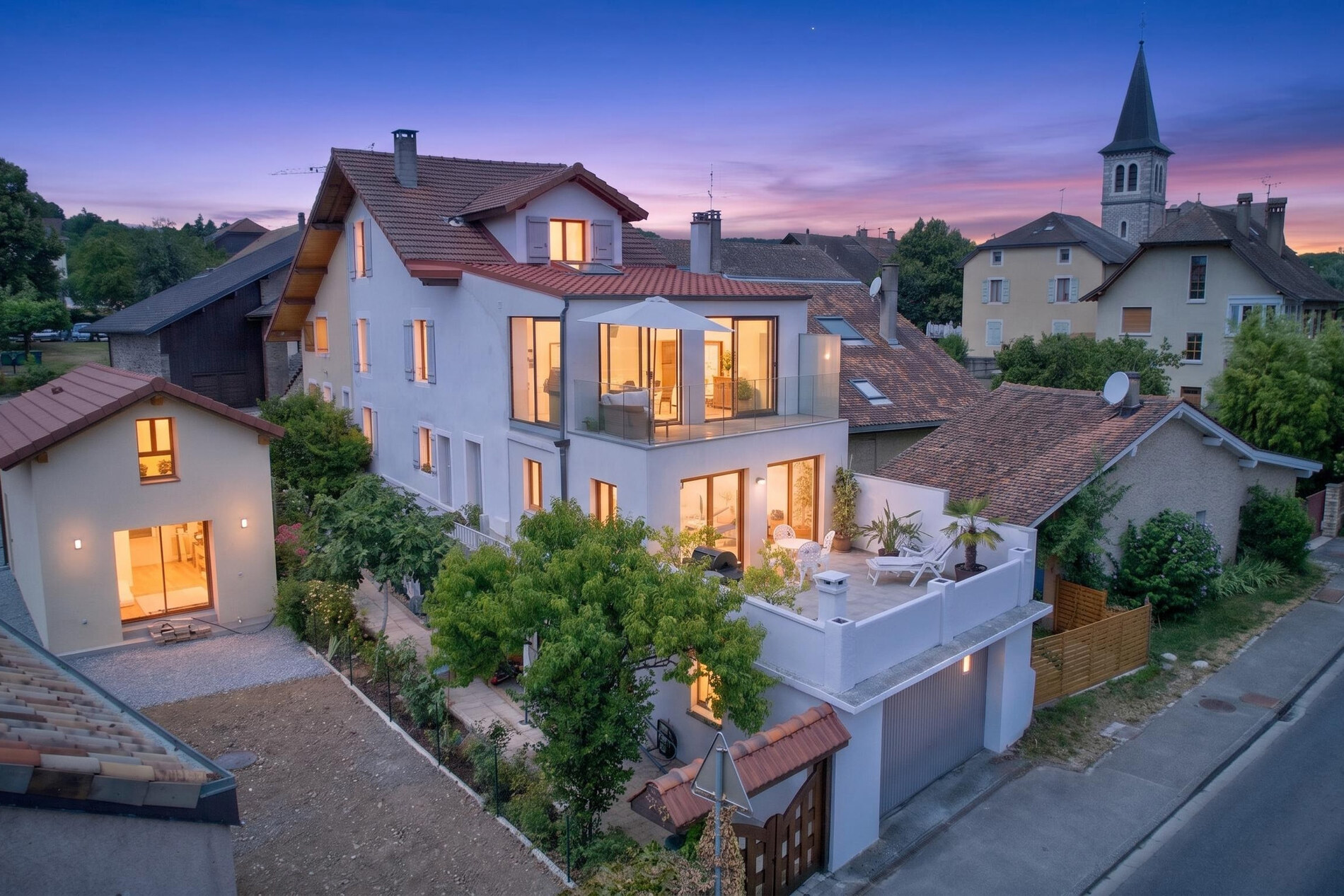 Maison de village au crépuscule, vue aérienne